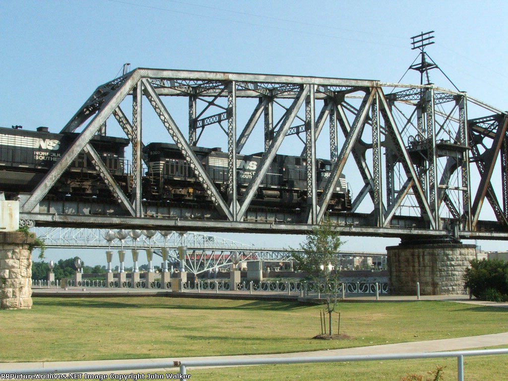 Eastbound NS heads across Red River Bridge in downtown Shreveport